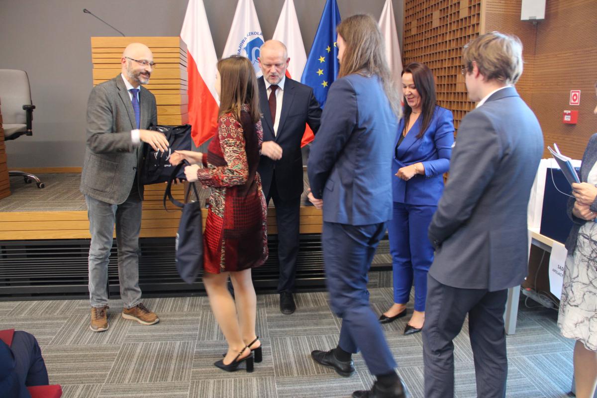 Dyrektor KSSiP wraz z Zastępcą Dyrektora kierującym Ośrodkiem Aplikacji Prokuratorskiej wręczają upominki finalistom XIV edycji Konkursu Krasomówczego