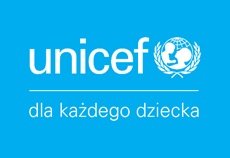 Na niebieskim te białe logo UNICEF przedstawiające postać z dzieckiem, umieszczoną wewnątrz kuli ziemskiej i otoczoną gałązkami oliwnymi. Pod logo znajduje się biały napis - dla każdego dziecka 
