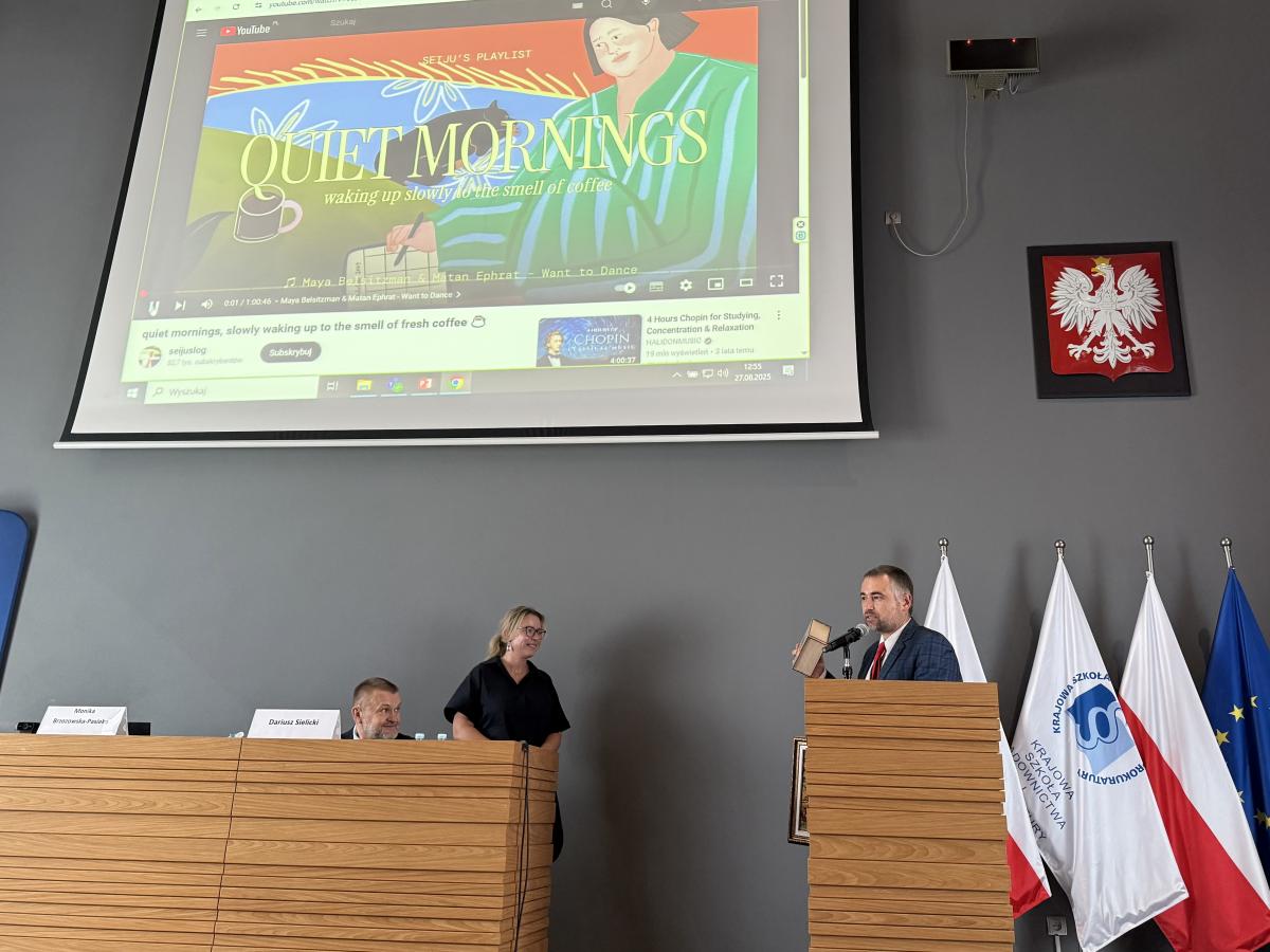 Przedstawiciel Krajowej Szkoły Sędziów Ukrainy, dr Andrij Masliuk, składa podziękowanie dr Monice Brzozowskiej-Pasiece za wygłoszony wykład. Przy stole prezydialnym obecny jest także moderator spotkania, dr Dariusz Sielicki.