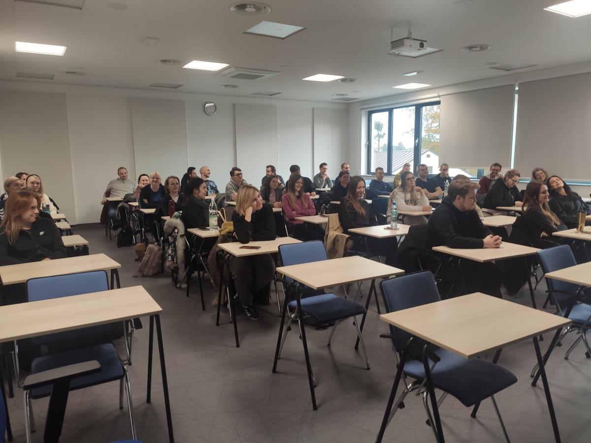 grupa aplikantów XVI rocznika aplikacji prokuratorskiej podczas przywitania i omówienia szkolenia w Szkole Policji w Katowicach 