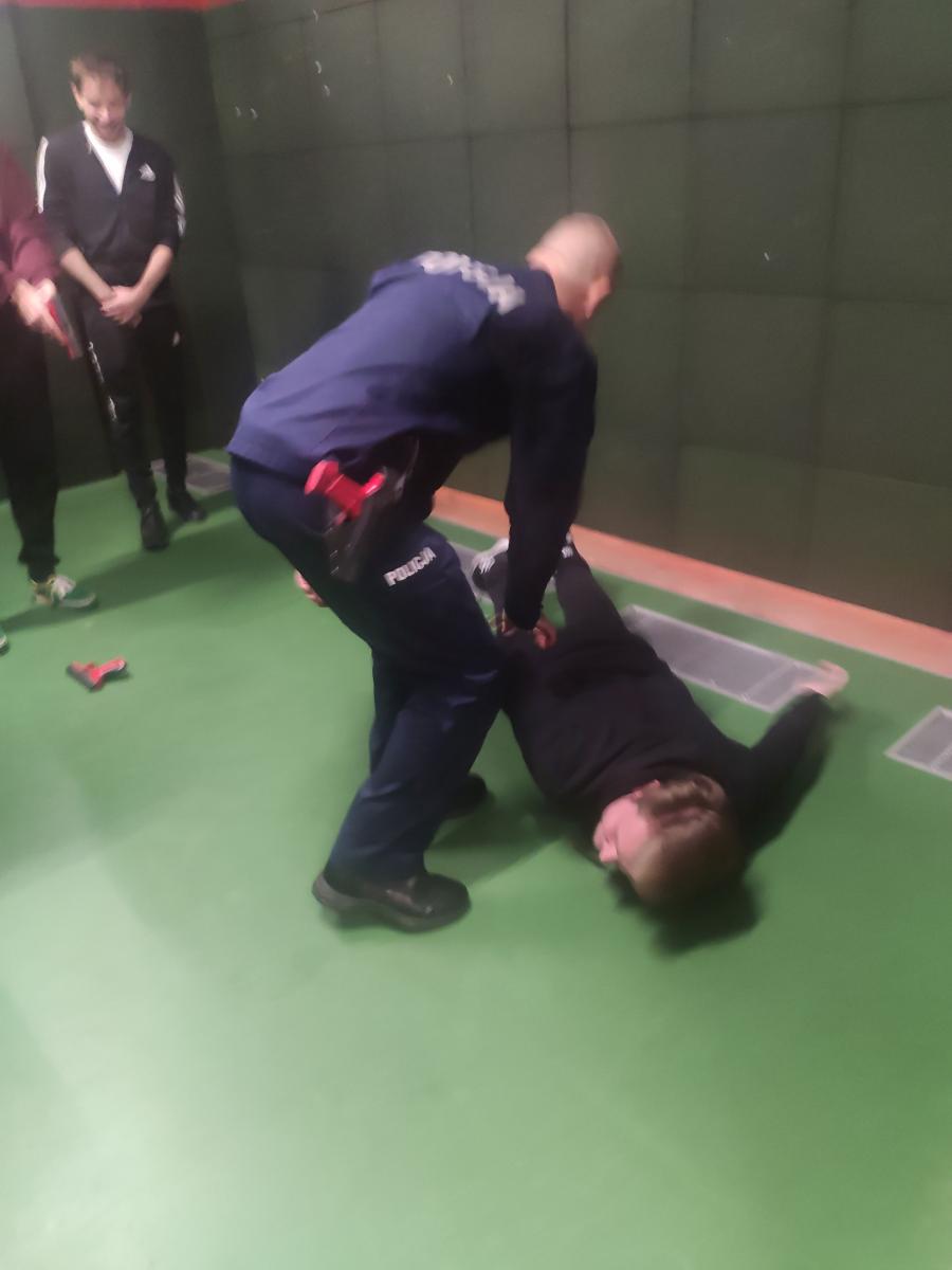 grupa aplikantów ćwiczy technikę wejścia do pomieszczenia gdzie znajduje się niebezpieczny przestępca