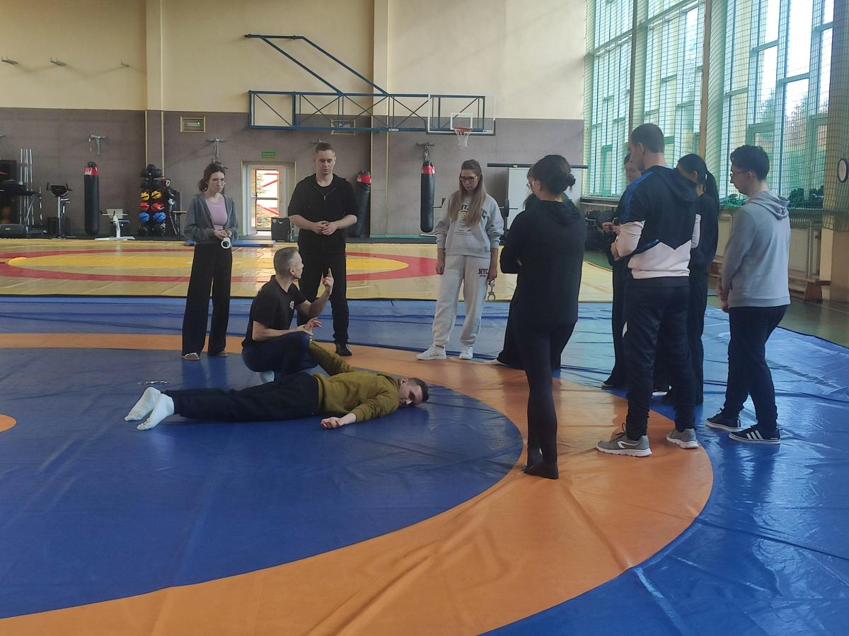 grupa aplikantów ćwiczy dopuszczalne przez prawo metody reakcji Policji w sytuacji zdarzenia, gdzie sprawca użycia niebezpiecznego narzędzia jak nóż, pistolet, pałka teleskopowa, maczeta