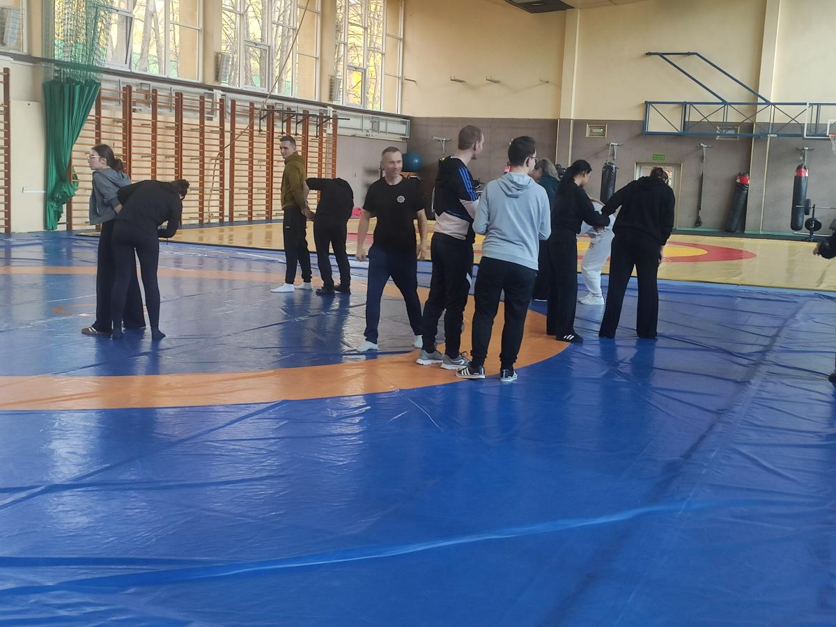 grupa aplikantów ćwiczy dopuszczalne przez prawo metody reakcji Policji w sytuacji zdarzenia, gdzie sprawca użycia niebezpiecznego narzędzia jak nóż, pistolet, pałka teleskopowa, maczeta