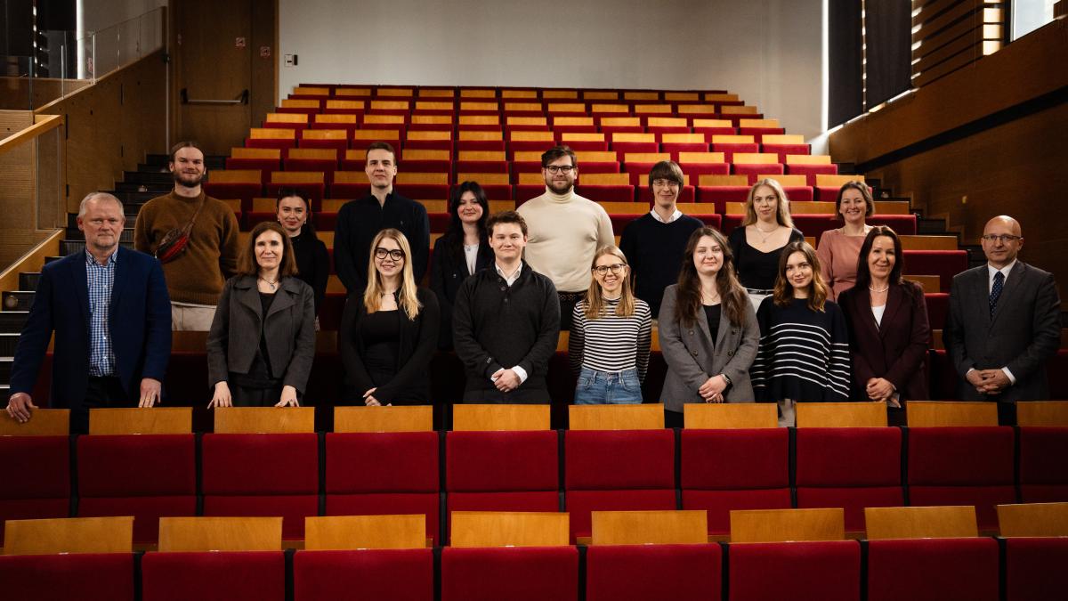 widoczni są studenci stojący w Auli KSSiP oraz osoby reprezentujące Krajową Szkołę, w tym dyrektor ds. organizacyjnych sędzia Michał Kwiatkowski i prokurator Janusz Śliwa kierujący OAP;