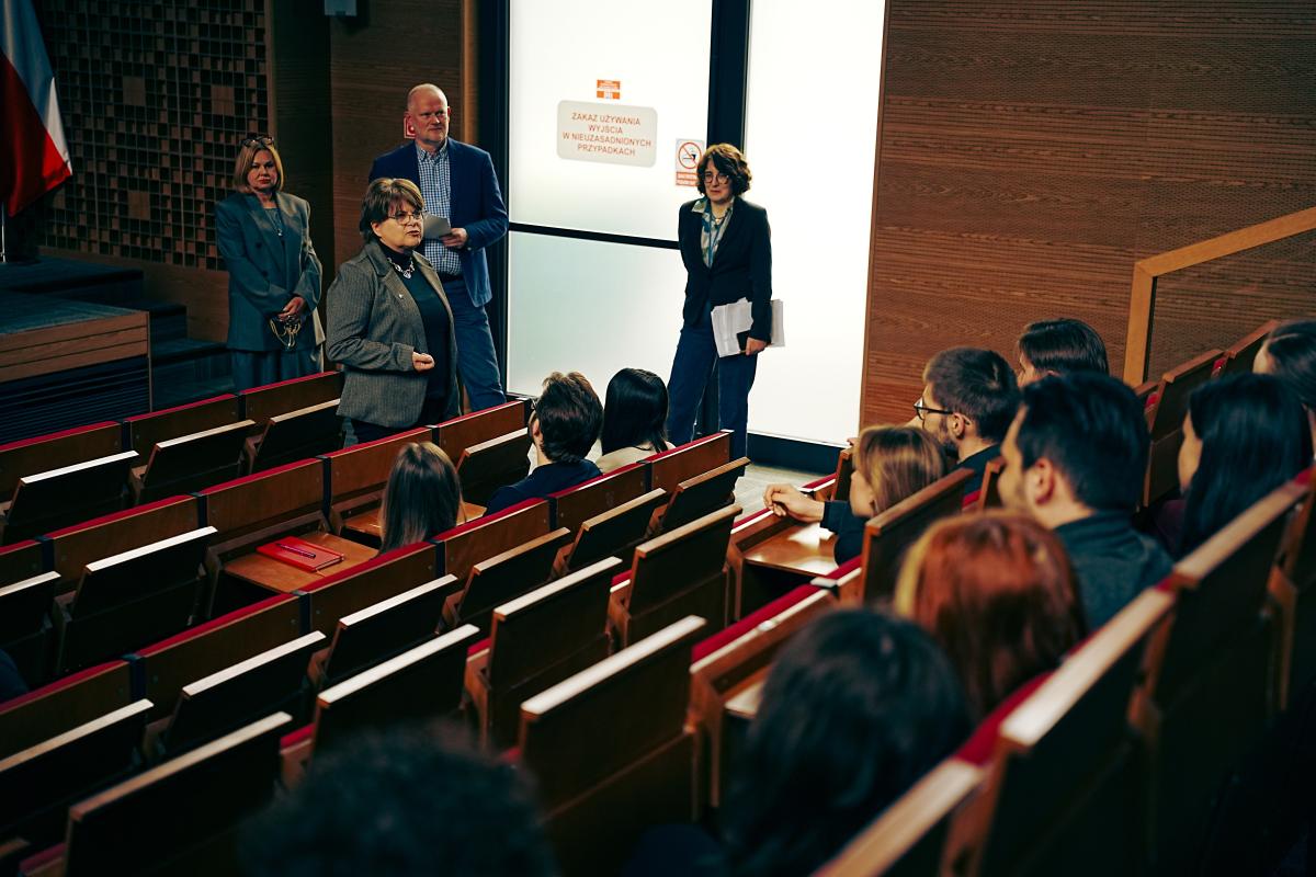 na zdjęciu nr 2 obok osób wymienionych na zdjęciu nr 1 znajduje się ponadto prof. dr hab. Katarzyna Dudka z Wydziału Prawa i Administracji Uniwersytetu Marii Curie-Skłodowskiej w Lublinie 